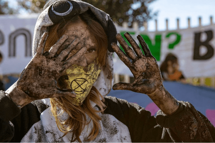 Rebels blockade the headquarters of oil company ENI.