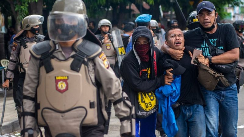 Security forces and protesters