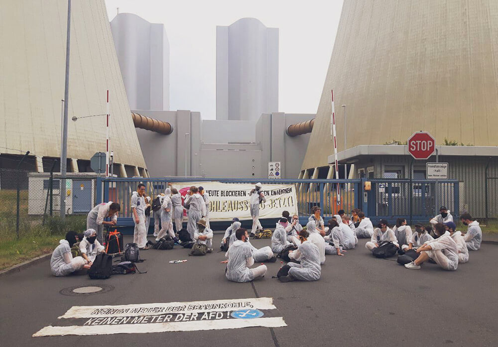 Rebels blocking access to a power plant