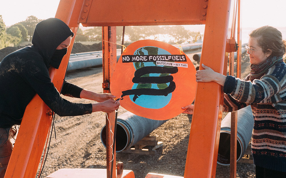 Rebels blocking a construction site